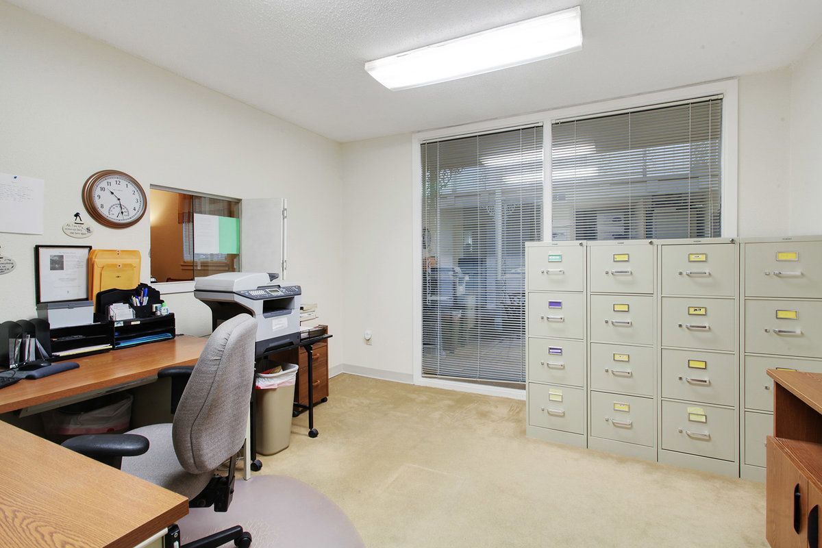 Commerce Court: 2901 Ridgelake Dr, Metairie, LA 70002